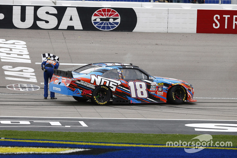 Ganador de la carrera Kyle Busch, Joe Gibbs Racing Toyota