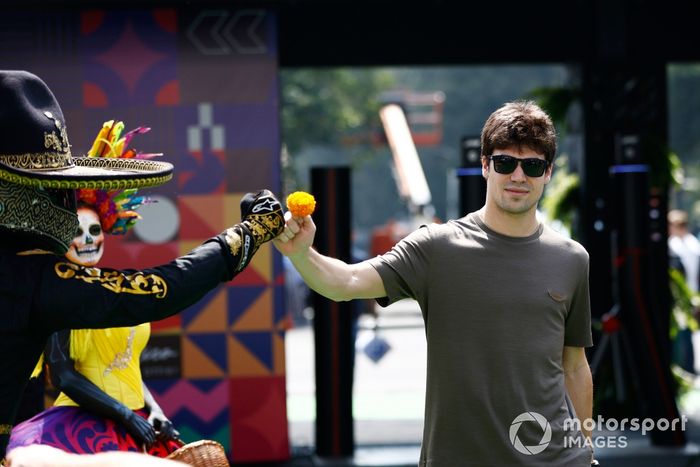 Lance Stroll, del equipo Aston Martin F1, recibe una caléndula mexicana a su llegada a la pista 
