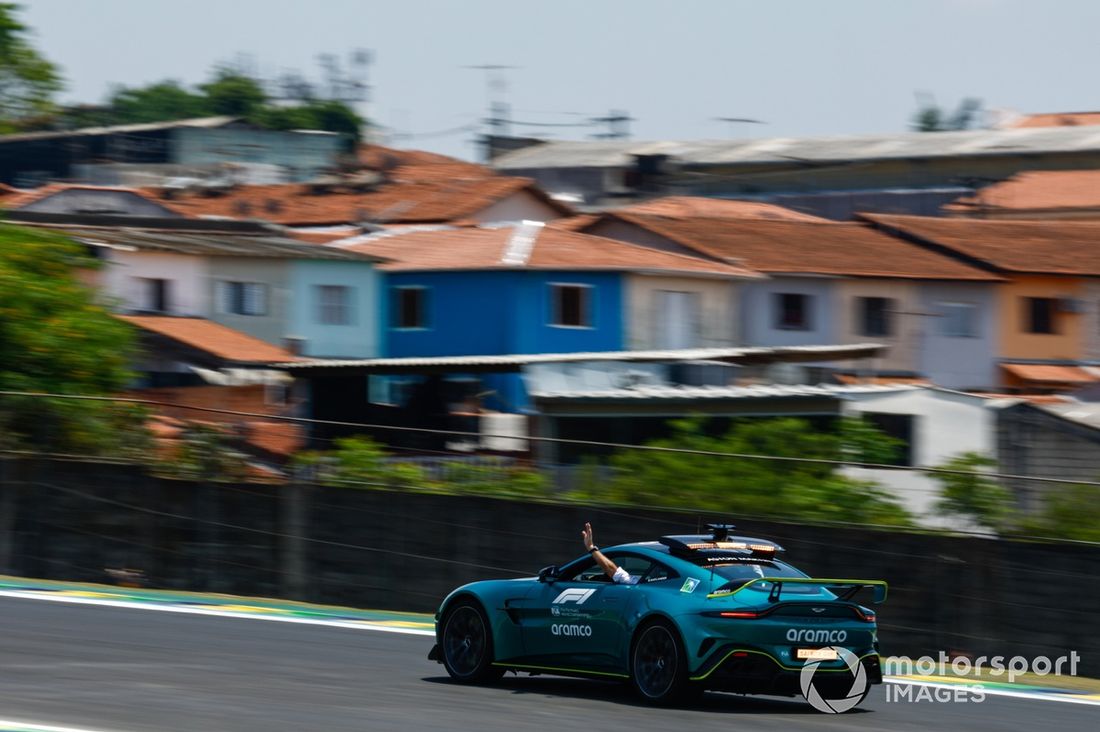 El Aston Martin Vantage Safety Car en pista