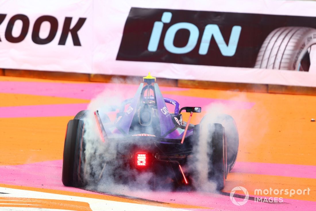 Segundo clasificado Antonio Felix da Costa TAG Heuer Porsche Formula E Team Porsche 99X Electric Gen3 echa humo con sus neumáticos en el parc ferme