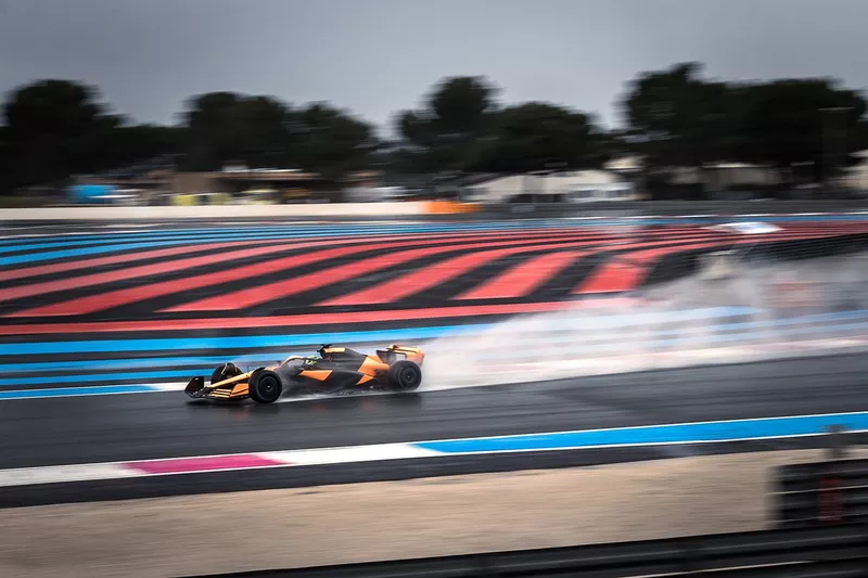 Lando Norris, McLaren lors des essais Pirelli