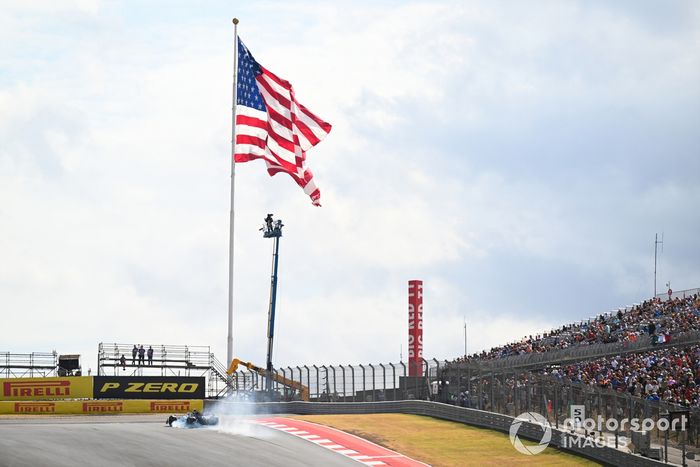 Lewis Hamilton, Mercedes F1 W15, se bloquea en la curva 1