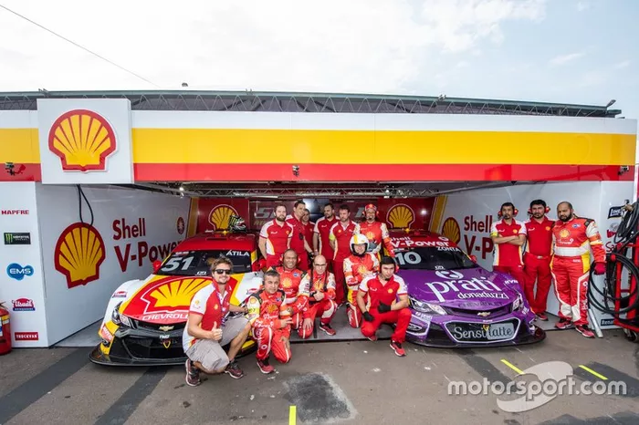 Transplante de capôs dos carros Shell e Prati Donaduzzi na etapa do Velopark
