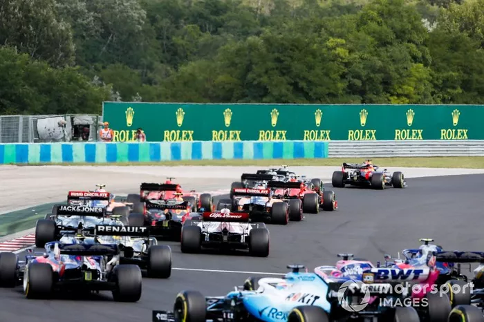 Max Verstappen, Red Bull Racing RB15, precede Valtteri Bottas, Mercedes AMG W10, Lewis Hamilton, Mercedes AMG F1 W10, Sebastian Vettel, Ferrari SF90, Charles Leclerc, Ferrari SF90, e il resto delle auto all'inizio della gara