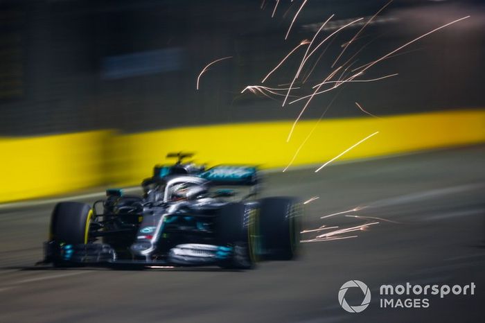 En Singapur, Hamilton y Mercedes sufrieron un mal fin de semana, a pesar de que parecían favoritos inicialmente. Fue la tercera ocasión del año en la que el campeón acabó fuera del podio (4º). 65 puntos al frente del campeonato y 96 respecto a Verstappen