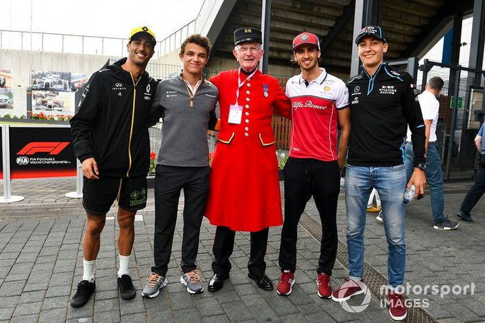 Daniel Ricciardo, Renault F1 Team, Lando Norris, McLaren, Antonio Giovinazzi, Alfa Romeo Racing y George Russell, Williams Racing en el paddock con un jubilado de Chelsea