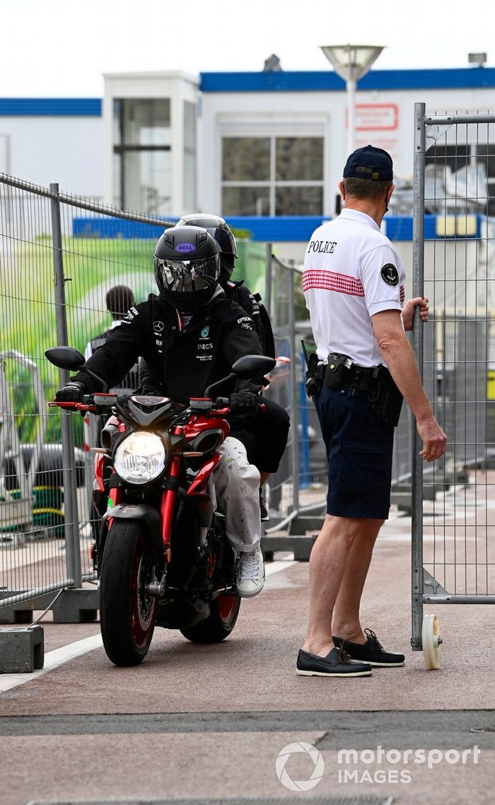 Lewis Hamilton, Mercedes, en moto