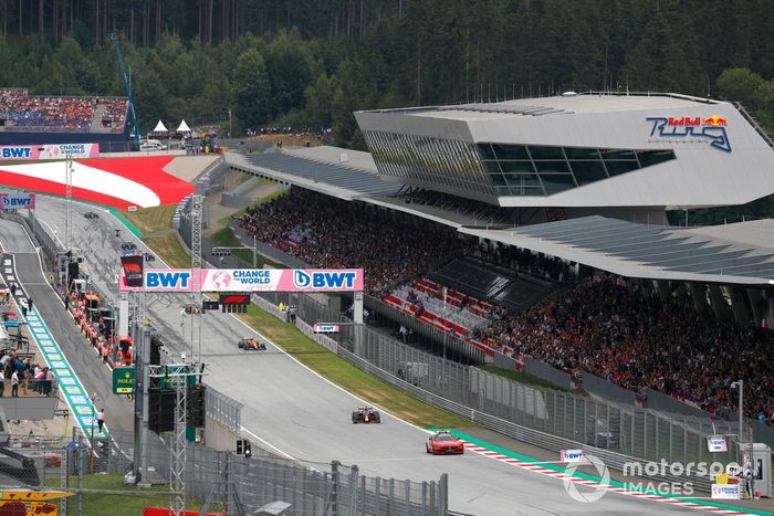 El Safety Car Max Verstappen, Red Bull Racing RB16B, Lando Norris, McLaren MCL35M