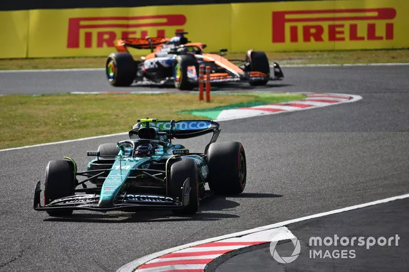 Fernando Alonso, Aston Martin AMR24, Oscar Piastri, McLaren MCL38