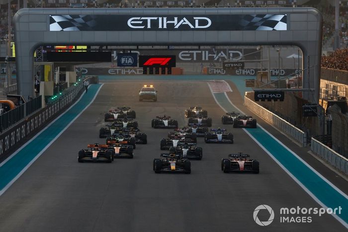 Max Verstappen, Red Bull Racing RB19, Charles Leclerc, Ferrari SF-23, Oscar Piastri, McLaren MCL60, Lando Norris, McLaren MCL60, George Russell, Mercedes F1 W14, el resto de la parrilla en la salida.