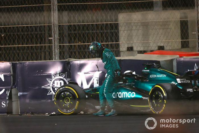 Lance Stroll, Aston Martin AMR24, revisa su coche tras caerse en la carrera