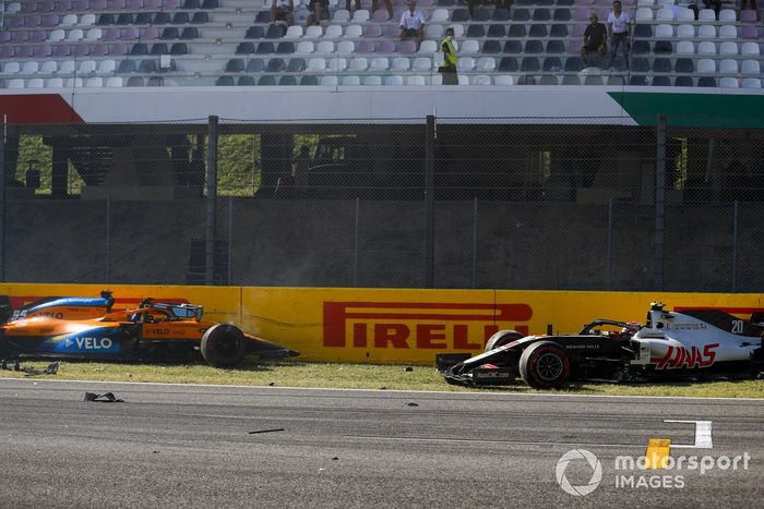 Carlos Sainz Jr., McLaren MCL35 y Kevin Magnussen, Haas VF-20, después de chocar