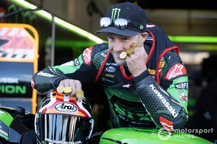 Jonathan Rea, del equipo Kawasaki Racing Team celebra su sexto Campeonato Mundial, con seis anillos de oro
