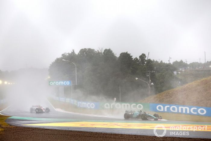 Sebastian Vettel, Aston Martin AMR22, Zhou Guanyu, Alfa Romeo C42