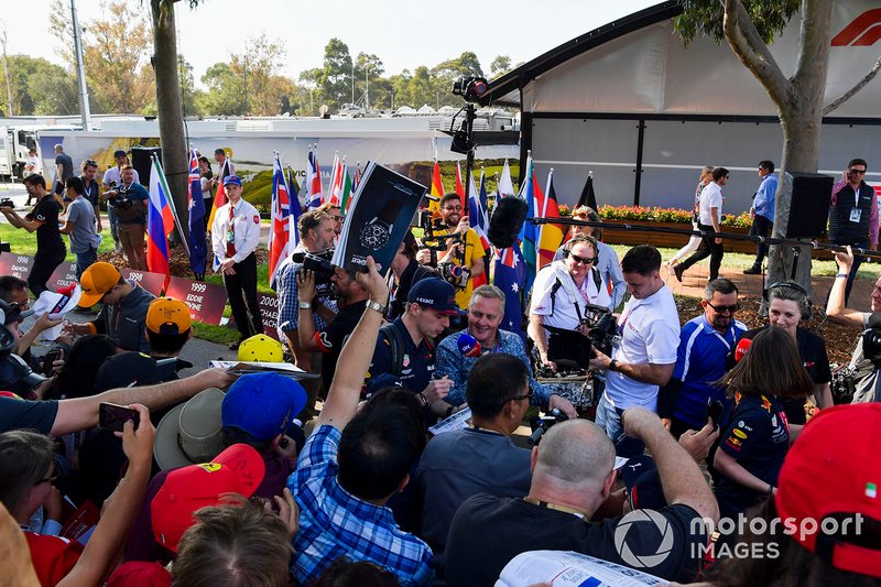 Max Verstappen, Red Bull Racing, firma autografi ai tifosi