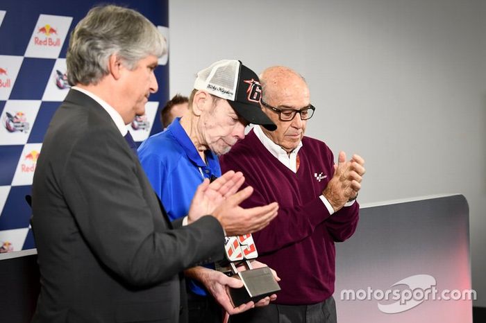 Jorge Viegas, Presidente de la FIM, y Carmelo Ezpeleta, CEO de Dorna, presentan al padre de Hayden, Earl, con un número conmemorativo 69.