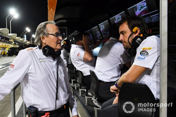 Mansour Ojjeh, copropietario, McLaren, y Fernando Alonso en la pared del foso de McLaren durante la Calificación