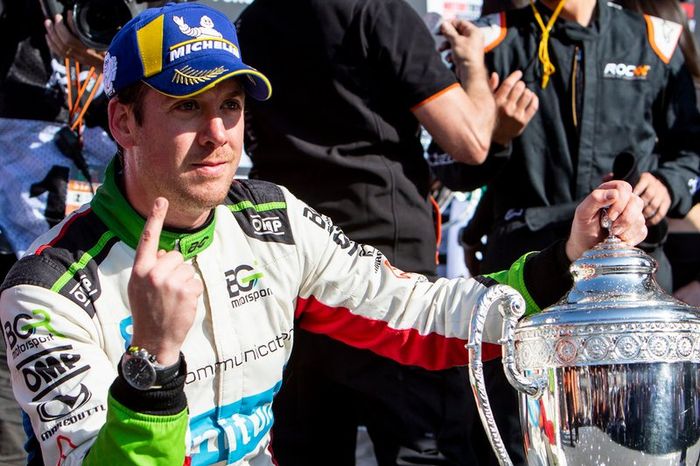 El ganador, Benito Guerra, celebra