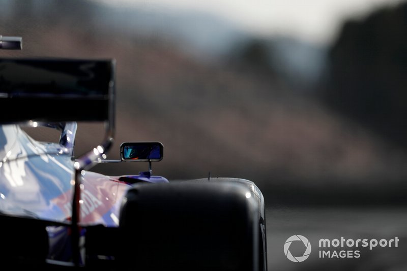 Alex Albon, Scuderia Toro Rosso STR14 mirror reflection