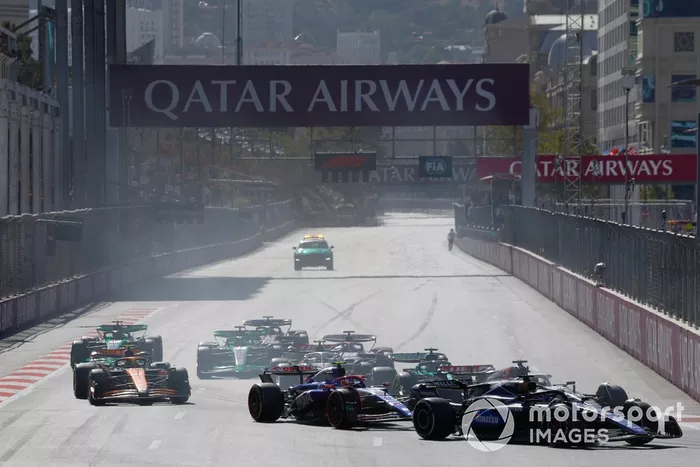 Alex Albon, Williams FW46, Oliver Bearman, Haas VF-24, Yuki Tsunoda, RB F1 Team VCARB 01, Lance Stroll, Aston Martin AMR24, el resto de la parrilla en la salida.