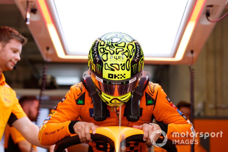 Lando Norris, McLaren F1 Team, en el garaje