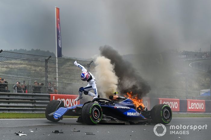 Logan Sargeant, Williams FW46, salta de su coche tras un accidente en la FP3