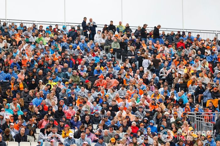 Los aficionados llenan las gradas