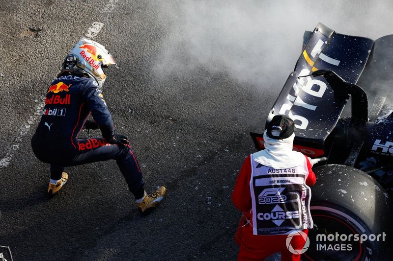 Max Verstappen, de Red Bull Racing, se retira de la carrera y un comisario asiste un incendio