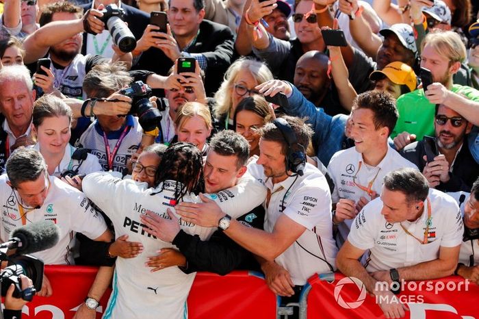 Lewis Hamilton, Mercedes AMG F1, celebra su sexto título mundial en parc ferme