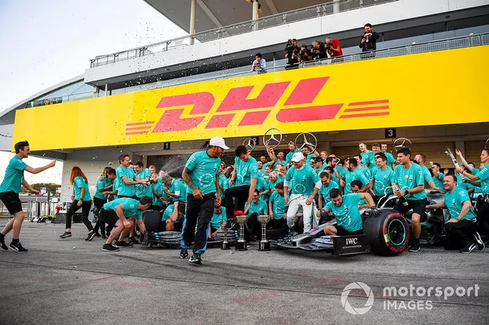 El equipo Mercedes celebra su sexto Mundial de constructores consecutivo