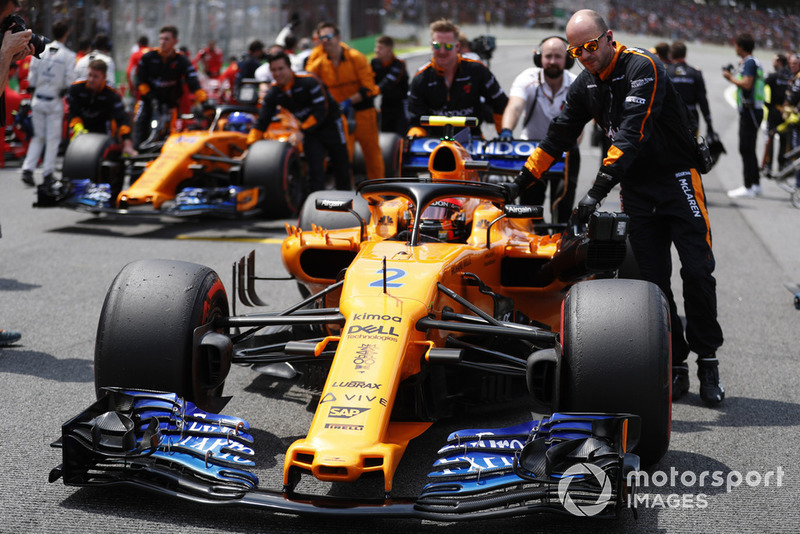 Stoffel Vandoorne, McLaren, y Fernando Alonso, McLaren