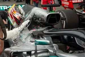 Le vainqueur Lewis Hamilton, Mercedes-AMG F1 W09 EQ Power+ fête sa victoire dans le Parc Fermé