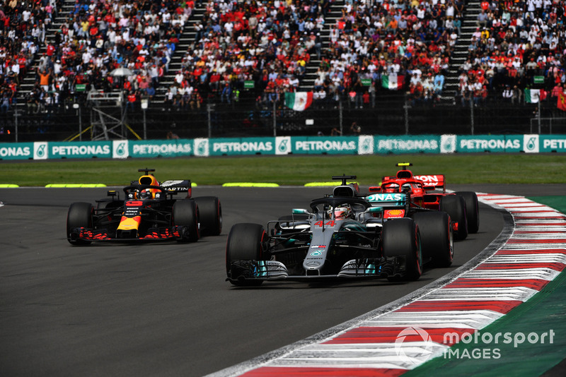 Льюіс Хемілтон, Mercedes-AMG F1 W09 lпопереду Кімі Райкконена, Ferrari SF71H та Даніеля Ріккардо, Red Bull Racing RB14