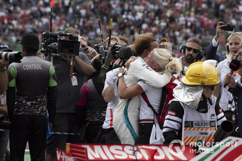Lewis Hamilton, Mercedes AMG F1 y Angela Cullen, su fisio
