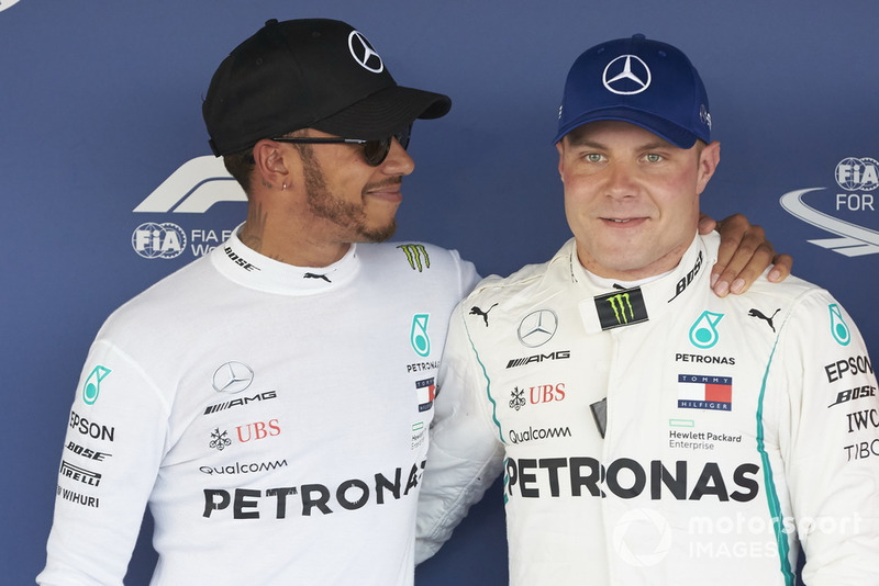 Lewis Hamilton, Mercedes AMG F1, felicita al ganador de la pole Valtteri Bottas, Mercedes AMG F1