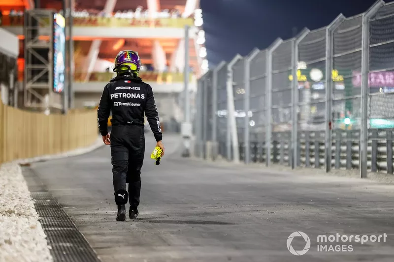 Lewis Hamilton, Mercedes-AMG, torna a piedi dopo il ritiro dalla gara