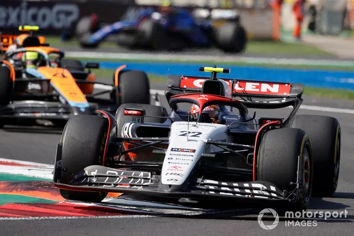 Yuki Tsunoda, AlphaTauri AT04, Lando Norris, McLaren MCL60