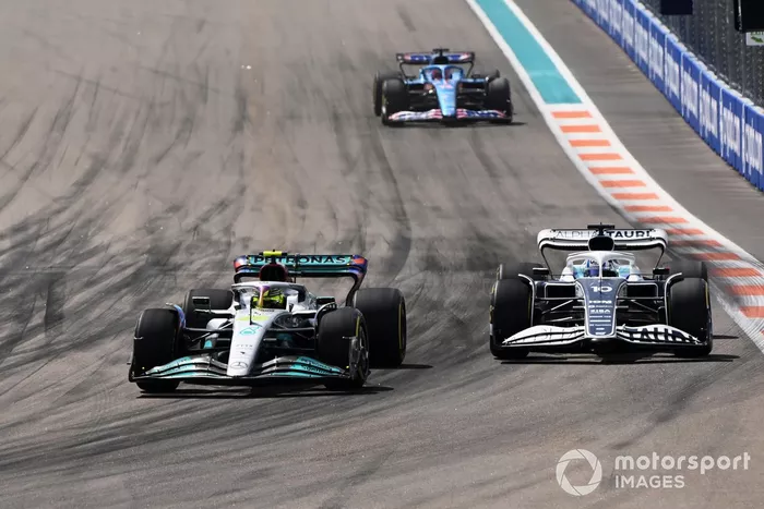 Lewis Hamilton, Mercedes W13, Pierre Gasly, AlphaTauri AT03, Fernando Alonso, Alpine A522
