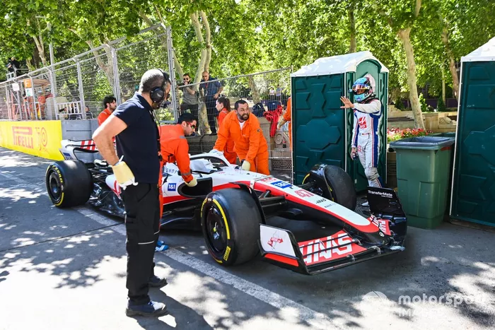 El coche de Mick Schumacher, Haas F1 Team queda fuera de la PL1 por una falla técnica