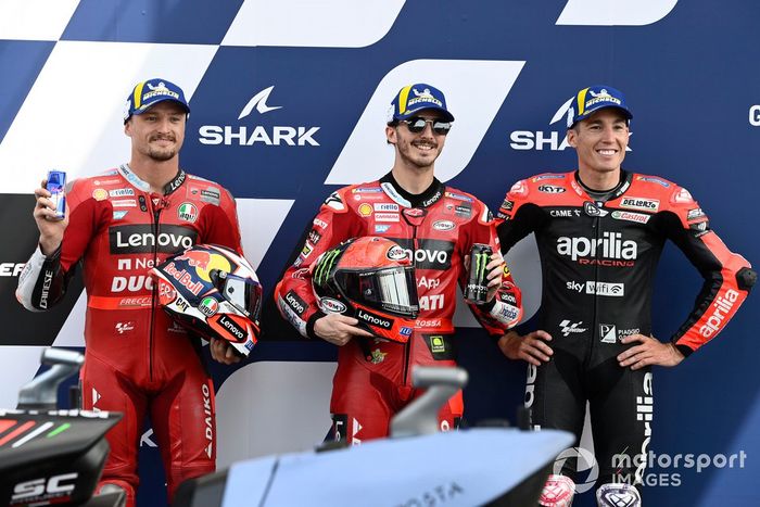 Los 3 primeros clasificados: segundo Jack Miller, Ducati Team, ganador de la pole Francesco Bagnaia, Ducati Team, tefcero Aleix Espargaró, Aprilia Racing Team 