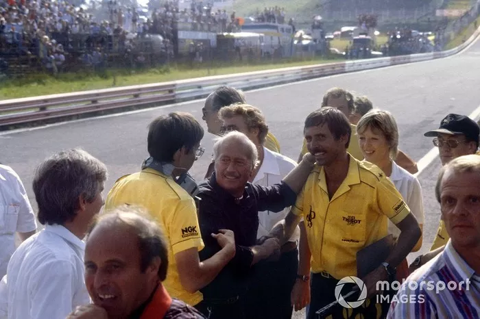 Colin Chapman y los mecánicos del equipo Lotus celebran la victoria