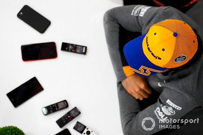 Carlos Sainz Jr., McLaren con los medios