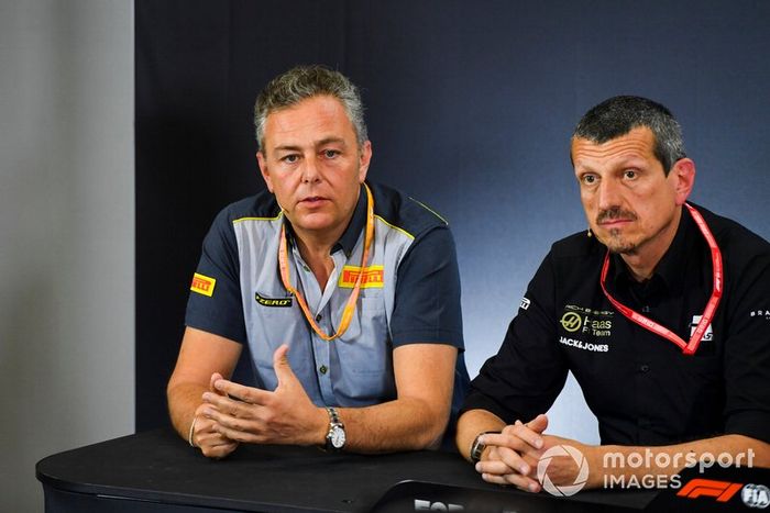 Mario Isola, gerente de carreras Pirelli Motorsport; Guenther Steiner,director de Haas F1