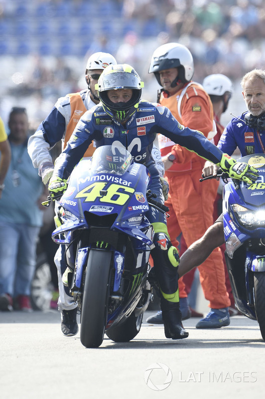 Valentino Rossi, Yamaha Factory Racing, dañado y se dirigirse en sentido contrario por el carril de boxes