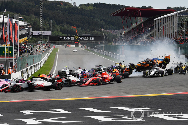 Фернандо Алонсо, McLaren MCL33, потрапляє в аварію і злітає в повітря на старті гонки