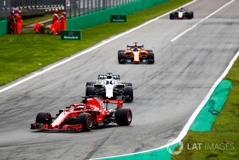 Sebastian Vettel, Ferrari SF71H, leads Lance Stroll, Williams FW41, Fernando Alonso, McLaren MCL33, and Kevin Magnussen, Haas F1 Team VF-18