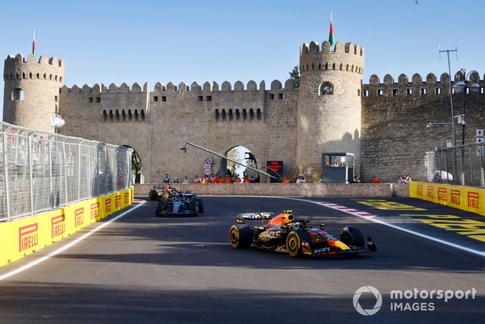 Sergio Pérez, Red Bull Racing RB19, George Russell, Mercedes F1 W14
