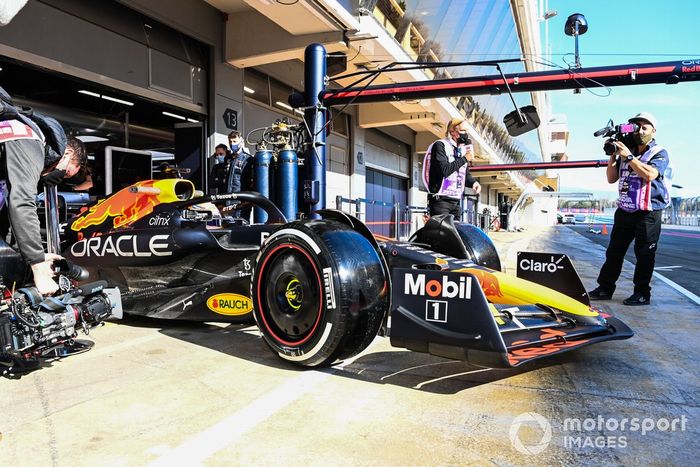 Sergio Pérez, Red Bull Racing RB18, sale de boxes