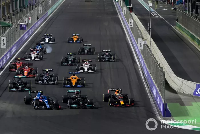 Max Verstappen, Red Bull Racing RB16B, Lewis Hamilton, Mercedes W12, y Esteban Ocon, Alpine A521, luchan por el liderato en la reanudación