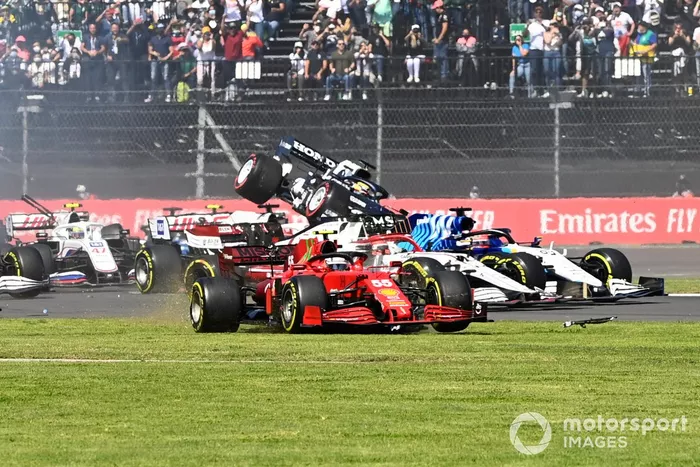 Daniel Ricciardo, McLaren MCL35M, Carlos Sainz Jr., Ferrari SF21, y George Russell, Williams FW43B, mientras Yuki Tsunoda, AlphaTauri AT02, choca en la salida